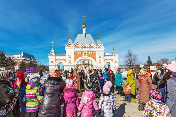 Den semester i Maslenitsa. The Cathedral, staden Berdsk, västra Sibirien — Stockfoto