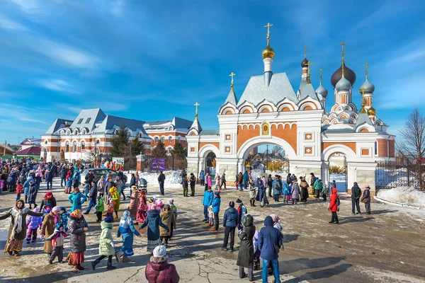 Den semester i Maslenitsa. The Cathedral, staden Berdsk, västra Sibirien — Stockfoto