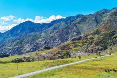 Dağların ve yolun manzarası. Gorny Altai, Rusya Federasyonu