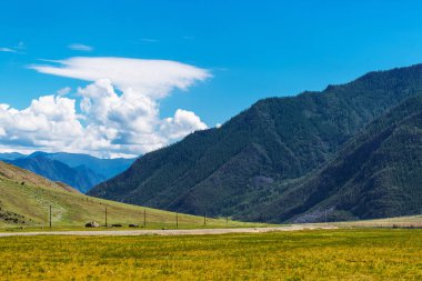 Dağlarla çevrili Chui yolu. Gorny Altai, Rusya Federasyonu