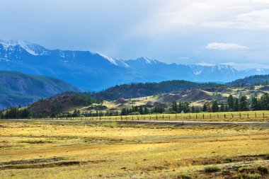 Yol, Kurai bozkır 'a gidiyor. dağ Altai