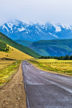 Yol, Kurai bozkır 'a gidiyor. dağ Altai