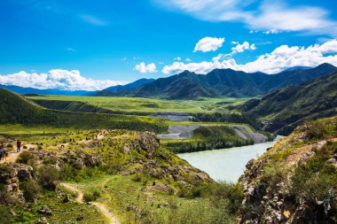 Dağ yamaçlarında turistler. Altai Republic, Rusya Federasyonu