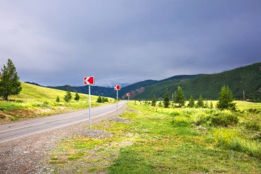 Araba Chuyskiy Trakt dağlarla çevrilidir. Altai Cumhuriyeti, Russ