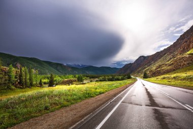 Araba Chuyskiy Trakt dağlarla çevrilidir. Altai Cumhuriyeti, Russ