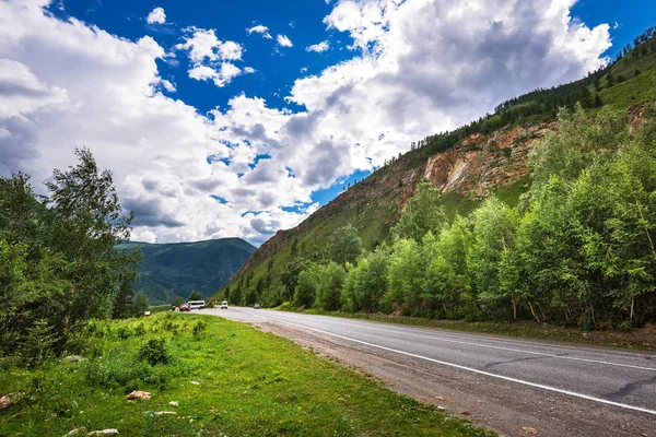 Car Chuyskiy trakt surrounded by mountains. Altai Republic, Russ — Stock Photo, Image