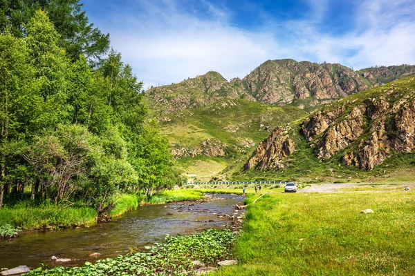 Horská krajina s řekou a silnicí. Altajská republika, Rusko — Stock fotografie