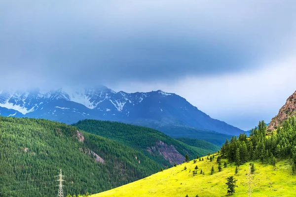 La cresta norte-Chuyskiy y líneas eléctricas. Gorny Altai, Rusia — Foto de Stock