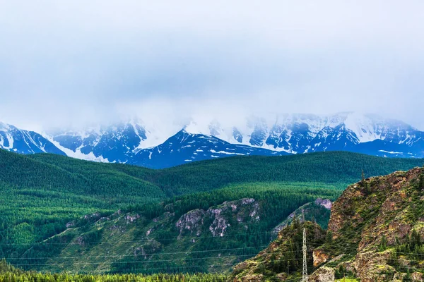 La cresta norte-Chuyskiy y líneas eléctricas. Gorny Altai, Rusia — Foto de Stock