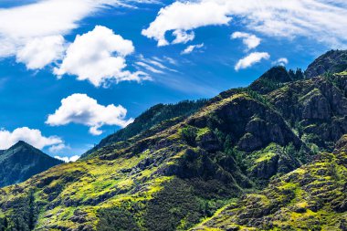 Rioc'taki dağ yamaçları Inya köyüdür. Altay Cumhuriyeti,