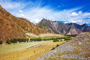 Katun Nehri dağlarla çevrilidir. Altay Cumhuriyeti, Rusya Federasyonu