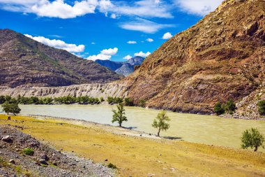 Katun Nehri dağlarla çevrilidir. Altay Cumhuriyeti, Rusya Federasyonu
