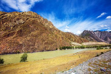 Katun Nehri dağlarla çevrilidir. Altay Cumhuriyeti, Rusya Federasyonu