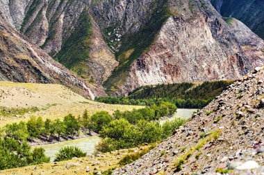 Katun Nehri dağlarla çevrilidir. Altay Cumhuriyeti, Rusya Federasyonu
