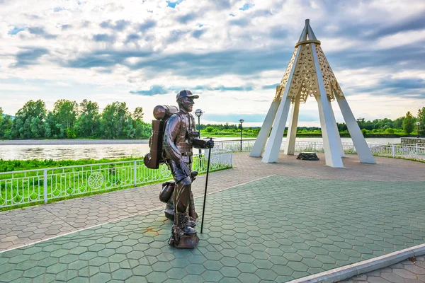 Monument à un touriste avec un chien. République de l'Altaï, Sibérie du Sud, Russie — Photo