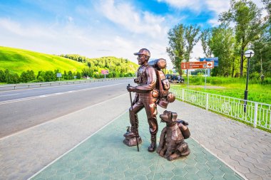 Köpekli bir turistin anıtı. Altay Cumhuriyeti, Güney Sibirya,Rusya Federasyonu