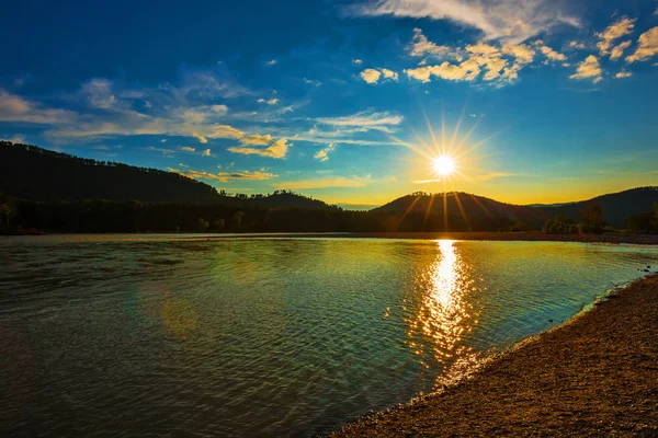 Tramonto estivo sul fiume Katun. Repubblica dell'Altai, Siberia meridionale — Foto Stock