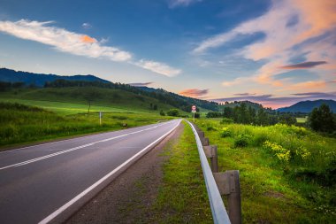 Dağlardaki Chui yolu. Altay Cumhuriyeti, Rusya Federasyonu