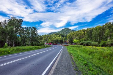 Dağlardaki Chui yolu. Altay Cumhuriyeti, Rusya Federasyonu