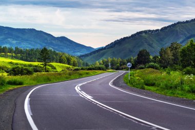 Dağlardaki Chui yolu. Altay Cumhuriyeti, Rusya Federasyonu