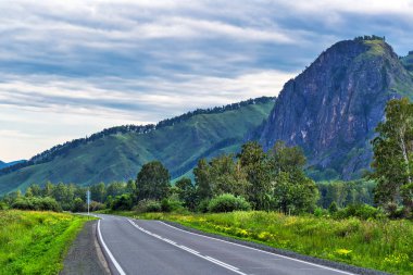 Dağlardaki Chui yolu. Altay Cumhuriyeti, Rusya Federasyonu
