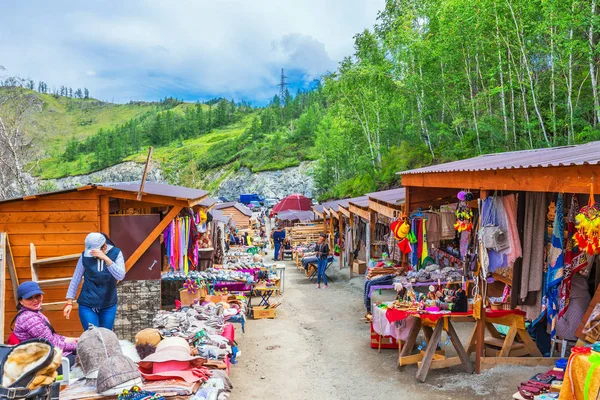 Торговля рядами на горном перевале. Республика Алтай, Россия — стоковое фото