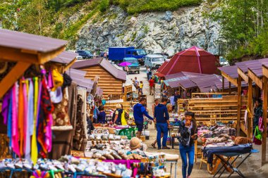 Dağ geçidinde ticaret sıraları. Altay Cumhuriyeti, Rusya Federasyonu