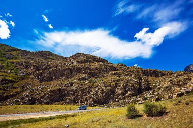 Altay dağları ve turistler. Altay Cumhuriyeti, Rusya Federasyonu