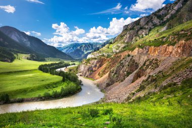 Dağ vadisi ve Chuya Nehri. Altay Cumhuriyeti, Rusya Federasyonu