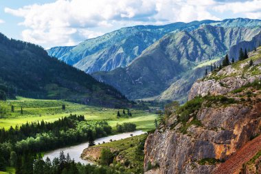 Dağ vadisi ve Chuya Nehri. Altay Cumhuriyeti, Rusya Federasyonu