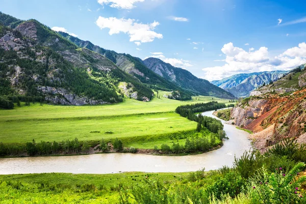 Horské údolí a řeka Chuya. Altajská republika, Rusko — Stock fotografie