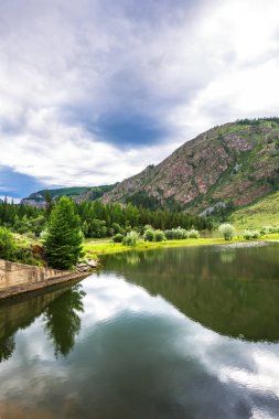 Terk edilmiş bir hidroelektrik santrali. Altay Cumhuriyeti, Rusya Federasyonu