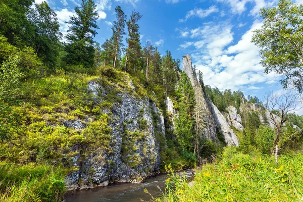 De vita klipporna vid floden Kuyum. Gorny Altai, Sibirien, Russi — Stockfoto