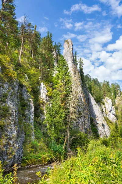 The white cliffs at the river Kuyum. Gorny Altai, Siberia, Russi — Stock Photo, Image
