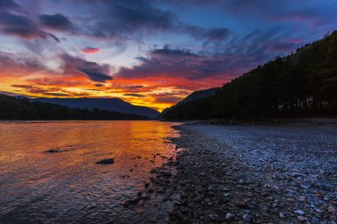 Nehrin üzerinde gün batımı. Katun Nehri, Gorny Altay, Sibirya, Rusya Federasyonu