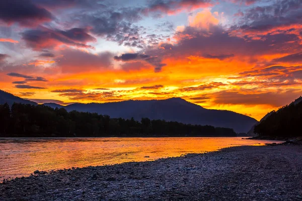 Západ slunce nad řekou. Katun River, Gorny Altai, Sibiř, Rusko — Stock fotografie