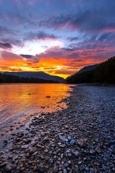 Pôr do sol sobre o rio. Katun River, Gorny Altai, Sibéria, Rússia — Fotografia de Stock