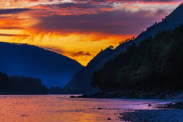 Tramonto sul fiume. Katun River, Gorny Altai, Siberia, Russia — Foto Stock