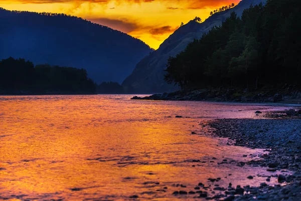 Tramonto sul fiume. Katun River, Gorny Altai, Siberia, Russia — Foto Stock