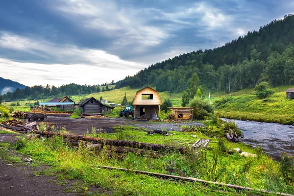 Το χωριό Αλτάι του κάτω Κούουμ. Gorny Altai, Σιβηρία, Ρωσία — Φωτογραφία Αρχείου