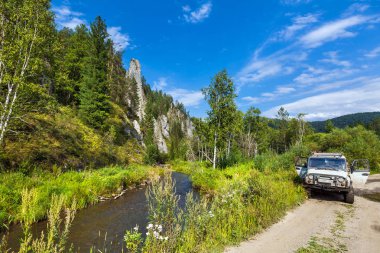Araba Uaz-31512 taiga arasında. Gorny Altay, Sibirya, Rusya Federasyonu