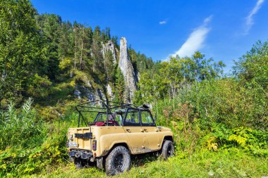 Araba Uaz-31512 taiga arasında. Gorny Altay, Sibirya, Rusya Federasyonu