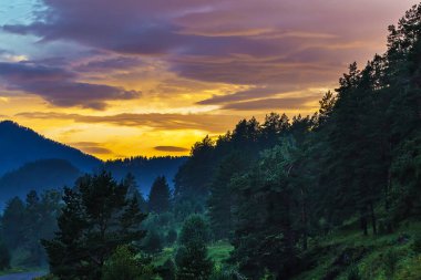 Dağlarda gün batımı. Gorny Altay, Sibirya, Rusya Federasyonu