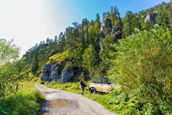 Car UAZ-31512 among the taiga. Gorny Altai, Siberia, Russia — Stock Photo, Image