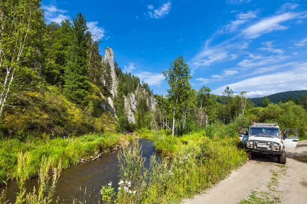 Carro UAZ-31512 entre os taiga. Gorny Altai, Sibéria, Rússia — Fotografia de Stock