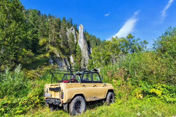 Автомобіль УАЗ-31512 серед тайги. Горний Алтай, Сибіру, Росія — стокове фото