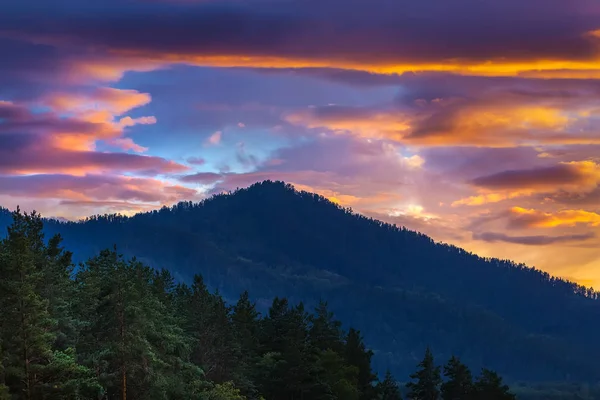 Puesta de sol en las montañas. Gorny Altai, Siberia, Rusia — Foto de Stock