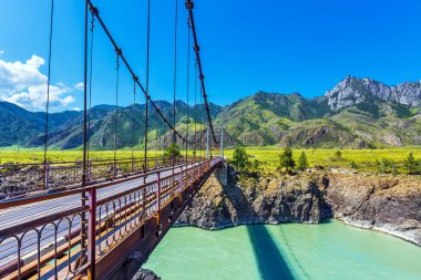 Katun Nehri üzerindeki köprü. Gorny Altay, Sibirya, Rusya Federasyonu