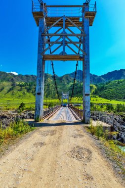 Katun Nehri üzerindeki köprü. Gorny Altay, Sibirya, Rusya Federasyonu