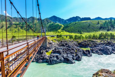 Katun Nehri üzerindeki köprü. Gorny Altay, Sibirya, Rusya Federasyonu
